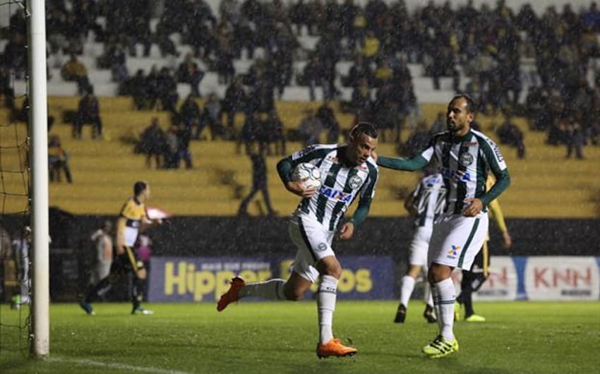 Guilherme marcou o primeiro gol do Coxa na partida