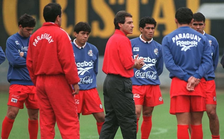 Paulo César Carpegiani - O atual treinador do Vitória já foi comandante da seleção do Paraguai. Durante sua passagem pela equipe, Carpegiani montou uma equipe que ficou conhecida pela melhor defesa do planeta à disputar a Copa do Mundo de 1998. No entanto, a seleção paraguaia foi apenas até às oitavas de final da competição.<br>