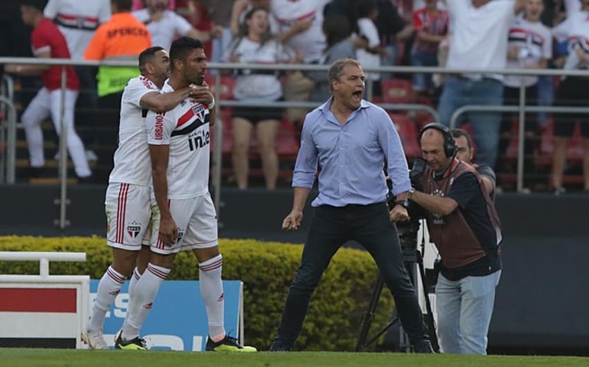 Treinador do São Paulo foi muito efusivo ao comemorar o gol de empate de sua equipe no duelo com o Fluminense