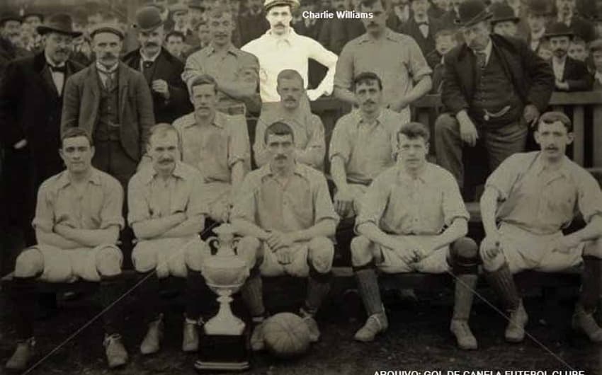 Charlie Williams possui apenas um gol em sua carreira como goleiro. No entanto, o inglês, que atuou pelo Manchester City foi o autor do primeiro gol de goleiro da história do futebol.&nbsp;O tento ainda foi feito com a bola rolando e em balãozinho. Aconteceu na partida contra o Sunderland em 14 de abril de 1900.&nbsp;