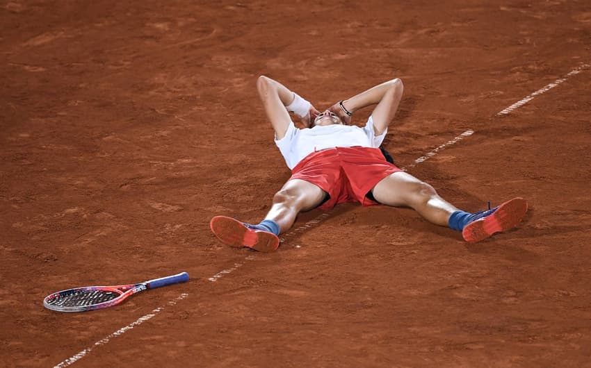 Zsombor Piros chora após vencer seu primeiro jogo pela Copa Davis