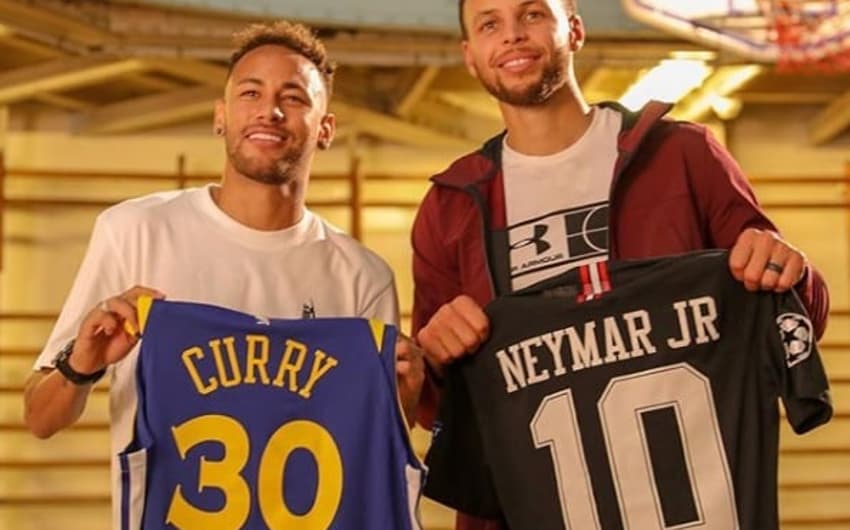 Neymar e Stephen Curry se encontram na quadra de basquete mais antiga do mundo