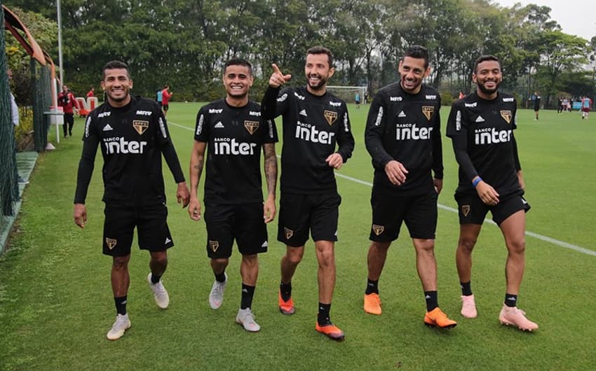 Força ofensiva do Tricolor se divide entre os cinco jogadores da imagem: Rojas, Everton, Nenê, Diego Souza e Reinaldo
