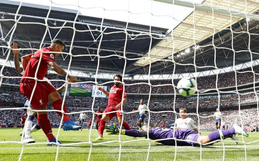 O brasileiro Roberto Firmino fez um gol na vitória do Liverpool sobre o Tottenham, por 2 a 1, em Wembley. O atacante ainda foi parar no hospital após levar uma dedada no olho durante a partida.<br><br>Veja a seguir outros brasileiros que se destacaram no futebol europeu neste fim de semana!
