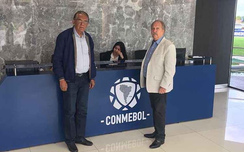 O mandatário celeste tenta reverter a expulsão de Dedé no jogo contra o Boca em reunião na Conmebol