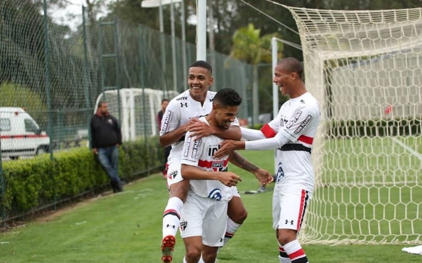 Brenner comemora com Caíque e Rodrigo um gol marcado no Aspirantes. Trio faz parte do elenco profissional e foi emprestado à base