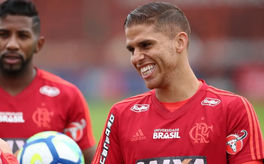 Confira imagens de Cuéllar com a camisa do Flamengo