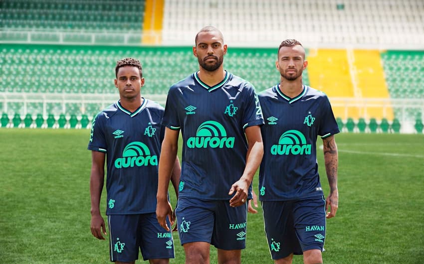 Elicarlos, Douglas e Leandro Pereira apresentam novo uniforme da Chapecoense