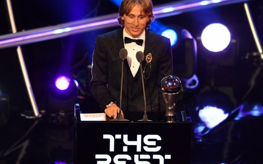 Luka Modric desbancou a forte concorrência e foi eleito melhor jogador do mundo, quebrando a hegemonia de Messi e Cristiano Ronaldo, que revezavam o prêmio há dez temporadas