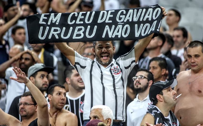 Corintiano mostra faixa provocando Flamengo após semifinal da Copa do Brasil