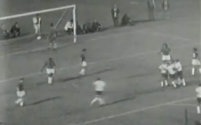 No primeiro Brasileirão da história, em 1971, pela 2ª fase do torneio, o Cruzeiro venceu em casa por 1 a 0, mas o TImão ganhou no Pacaembu por 2 a 0. As duas equipes, porém, ficaram de fora do triangular final<br>