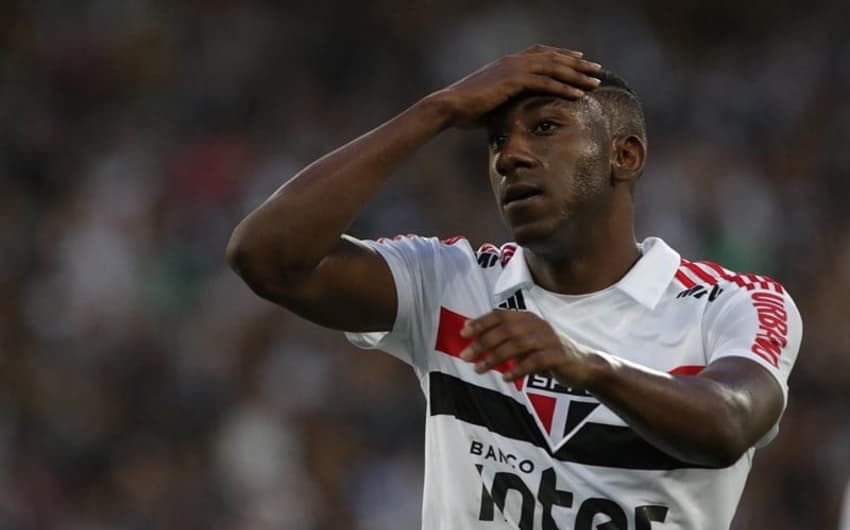 Atacante Gonzalo Carneiro lamenta chance perdida contra o Botafogo, no último fim de semana