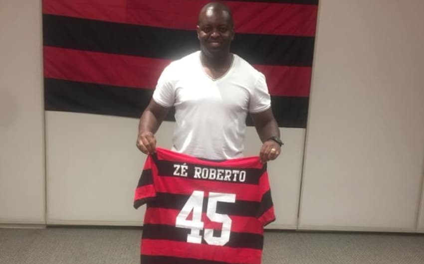 Zé Roberto recebe homenagem de torcida do Flamengo