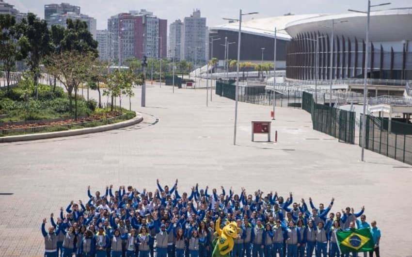 Time Brasil posa para foto antes do embarque para Buenos Aires, onde serão disputados Jogos Olímpicos da Juventude Buenos Aires 2018
