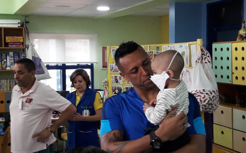 Goleiro do São Paulo visitou o Hospital do Graac na tarde desta terça-feira
