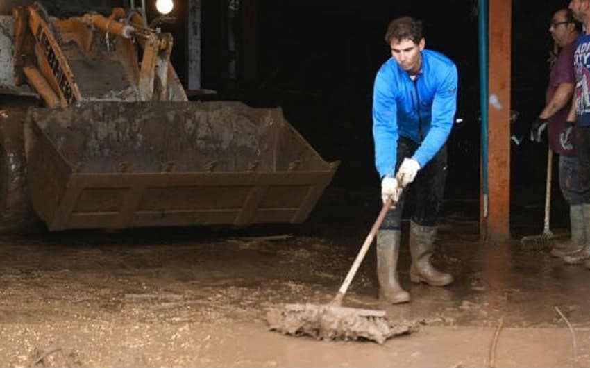 Rafael Nadal ajuda na limpeza da inundação em Mallorca