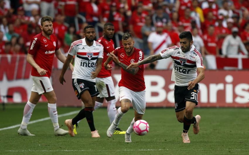 No Beira-Rio, o São Paulo perdeu para o Internacional por 3 a 1, de virada, e estacionou na tabela