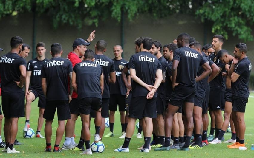 Técnico Diego Aguirre reuniu seus jogadores para uma conversa antes do treino