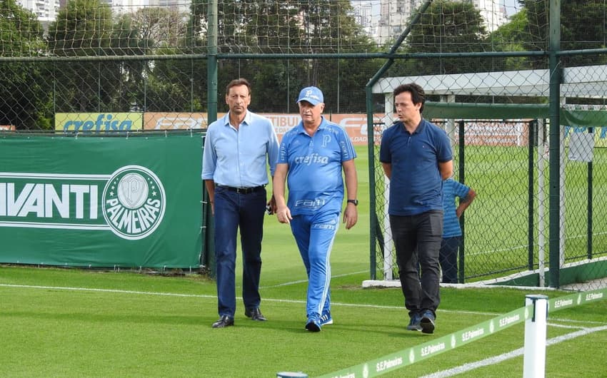 O técnico Fernando Diniz, sem clube, apareceu no gramado da Academia conversando com Felipão