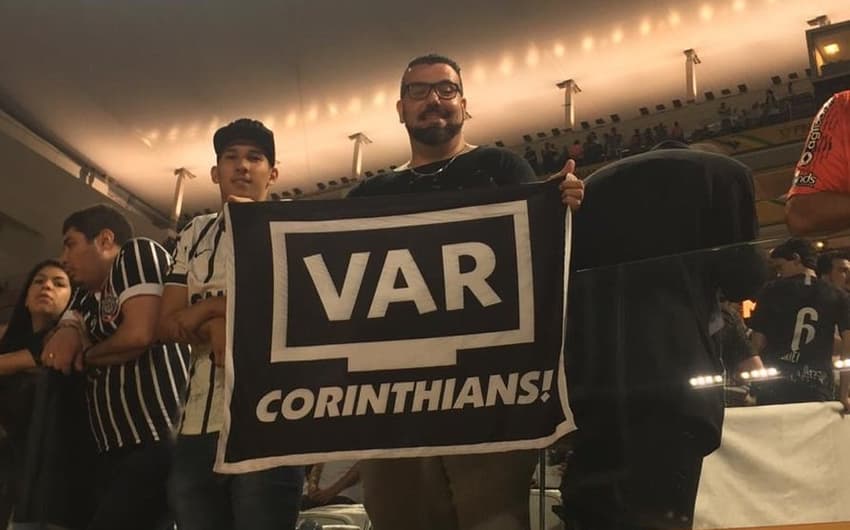 Torcedor do Corinthians exibe faixa antes da final