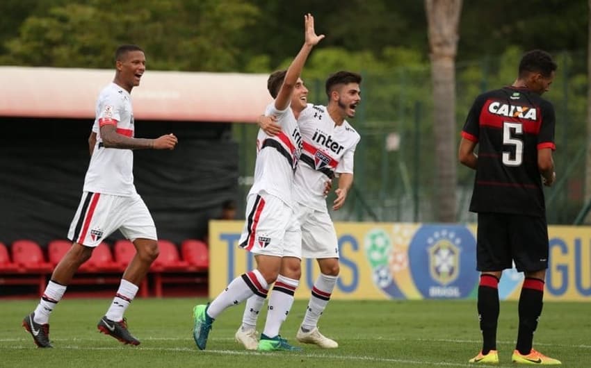 Jogadores do São Paulo comemoram o gol anotado contra o Vitória no CT Laudo Natel, em Cotia