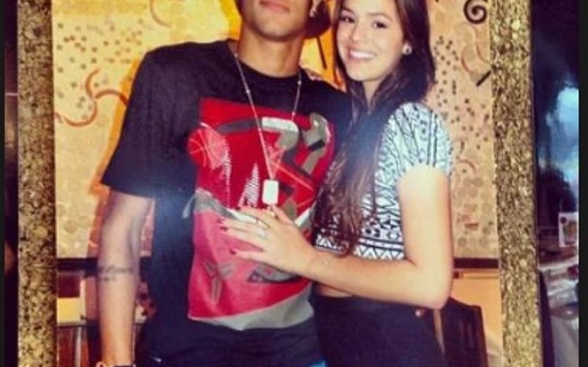 O ínicio. Bruna Marquezine e Neymar apareceram juntos pela primeira vez em&nbsp;outubro de 2012, mas só assumiram o namoro no ano seguinte. Na época, ele era jogador do Santos e tinha 21 anos e a atriz tinha apenas 17