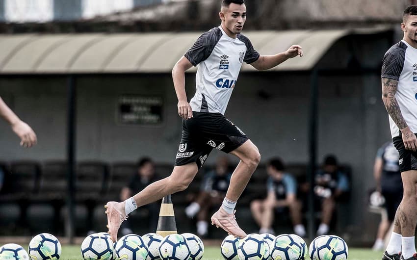Guilherme Nunes em ação durante treino no CT: volante ainda não teve chance de jogar com Cuca