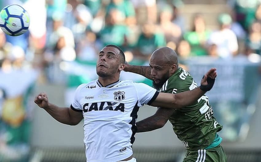 Arthur Cabral disputa lance com Felipe Melo: atacante fez o gol do Ceará no Pacaembu