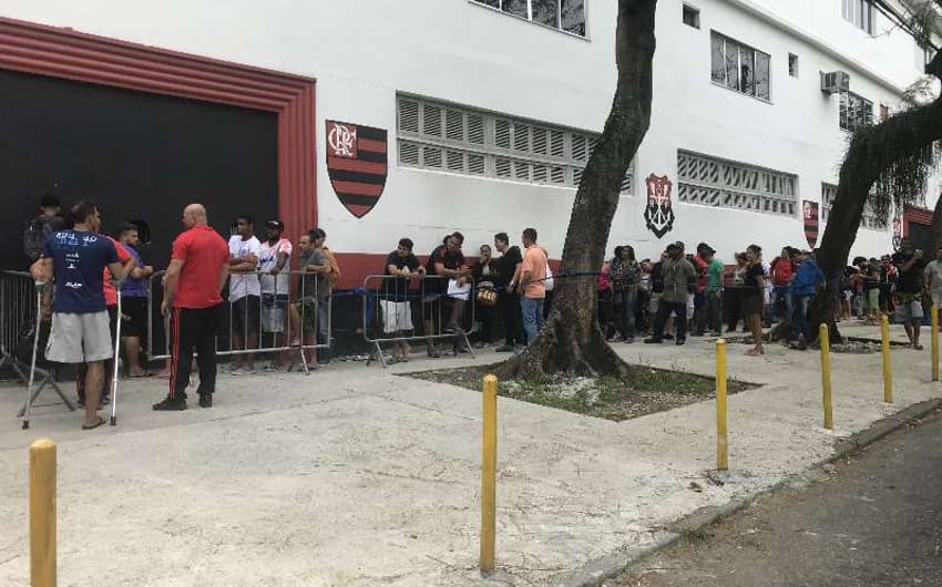 Fila da torcida do Flamengo na Gávea por ingressos