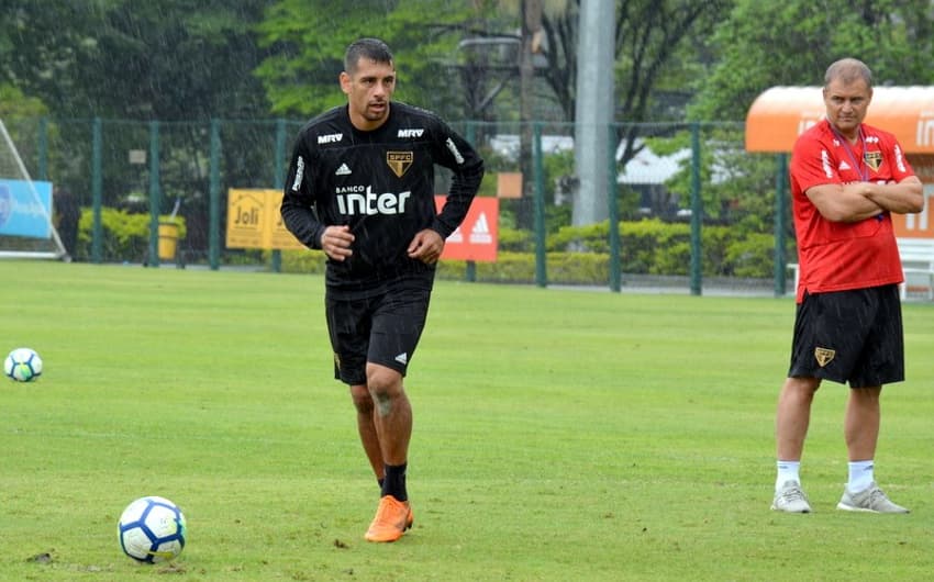 Centroavante Diego Souza treina batidas de falta no CT da Barra Funda
