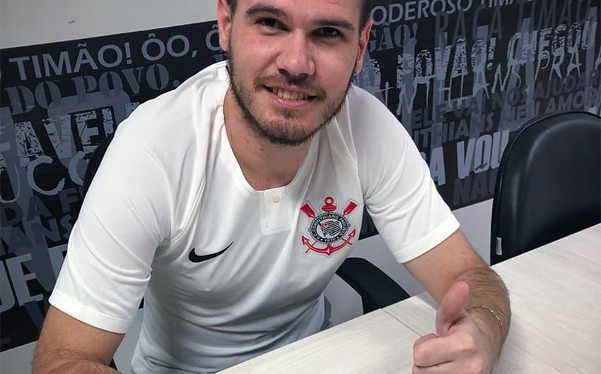 Felipe 'Mestre' assinando contrato com o Corinthians
