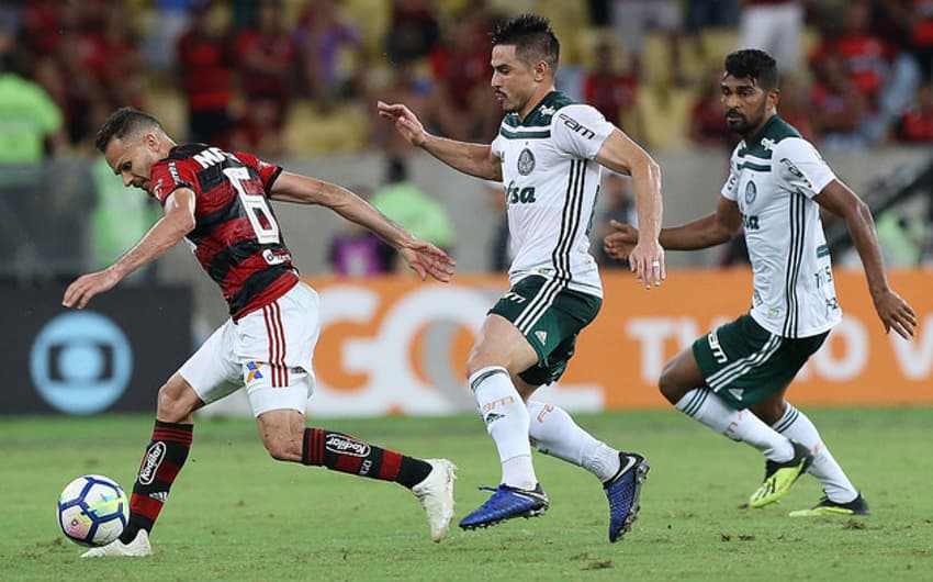 Dificultar jogo do adversário desde o campo rival é um trunfo do líder do Brasileiro