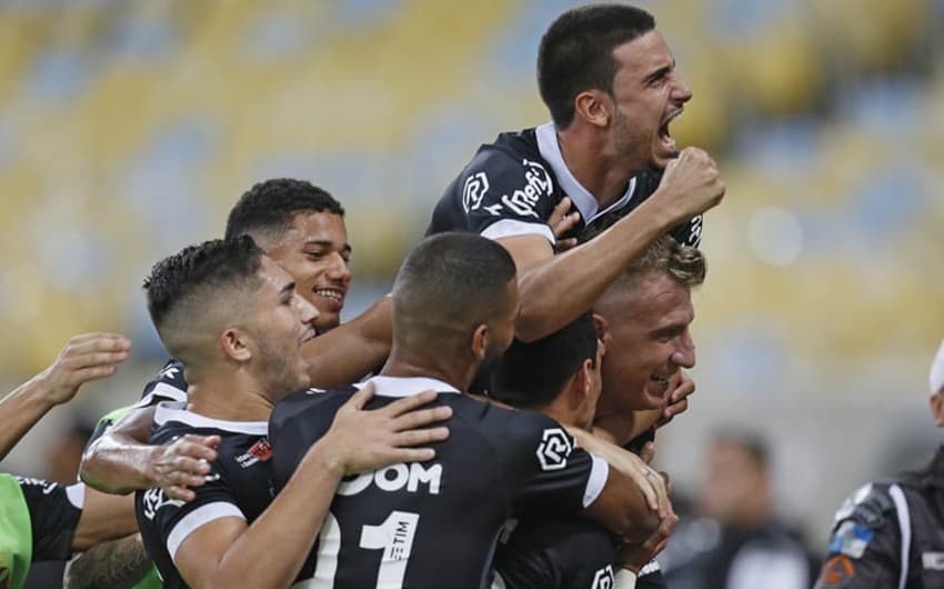Thiago Galhardo comemorando ao lado de Maxi López e os companheiros a vitória do Vasco no último sábado