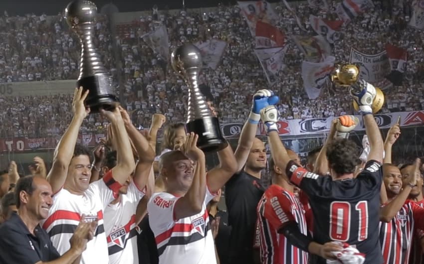 Trecho do filme com os ídolos no Morumbi levantando as três taças de campeão mundial do São Paulo