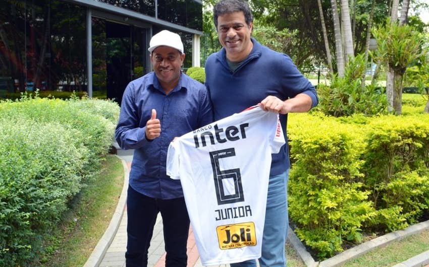 Ex-lateral do São Paulo foi presenteado por Raí, atual diretor de futebol, com uma camisa do Tricolor