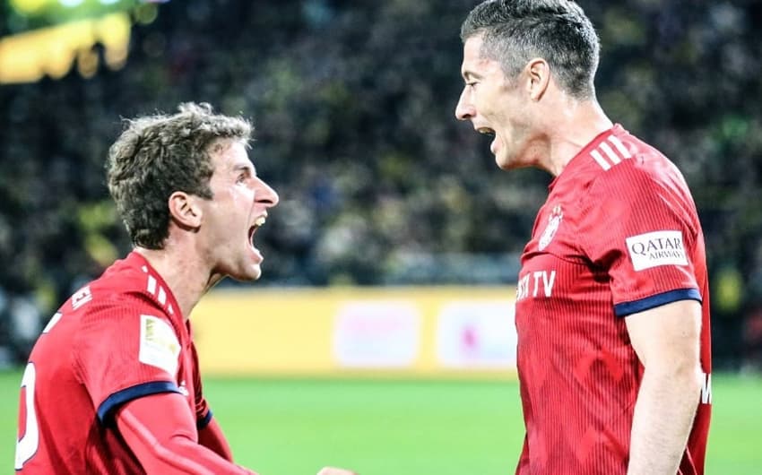 Muller e Lewandowski comemoram o primeiro gol do Bayern