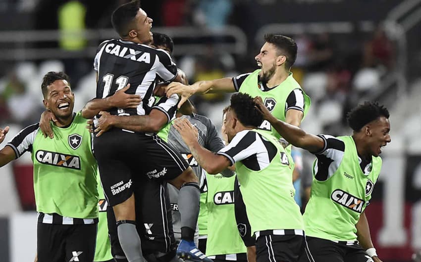 Botafogo venceu o Flamengo e ficou em situação mais tranquila no Brasileiro