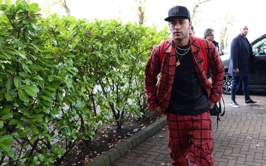 Neymar chama atenção com roupa exótica ao se apresentar na Seleção Brasileira. O atacante do PSG foi um dos jogadores que chegaram na manhã desta segunda-feira