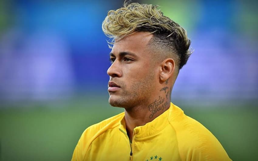 Na estreia do Brasil contra a Suíça na Copa do Mundo da Rússia, Neymar entrou em campo com um novo corte de cabelo que acabou virando meme nas redes sociais. O jogador foi comparado ao mascote Canarinho Pistola e até a uma calopsita
