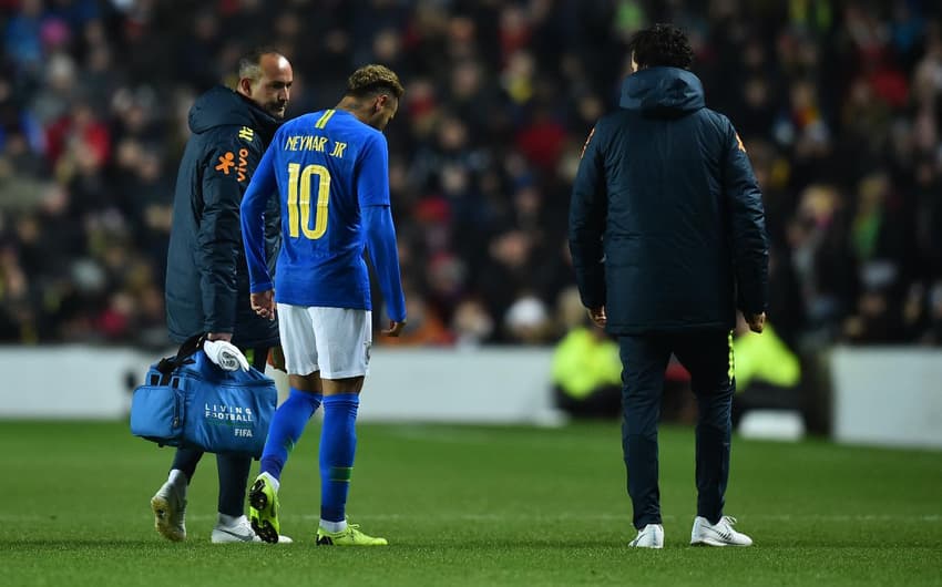Neymar sofreu lesão muscular no início do jogo entre Brasil e Camarões, na última terça-feira. PSG ainda não divulgou o tempo em que o camisa 10 ficará fora de ação