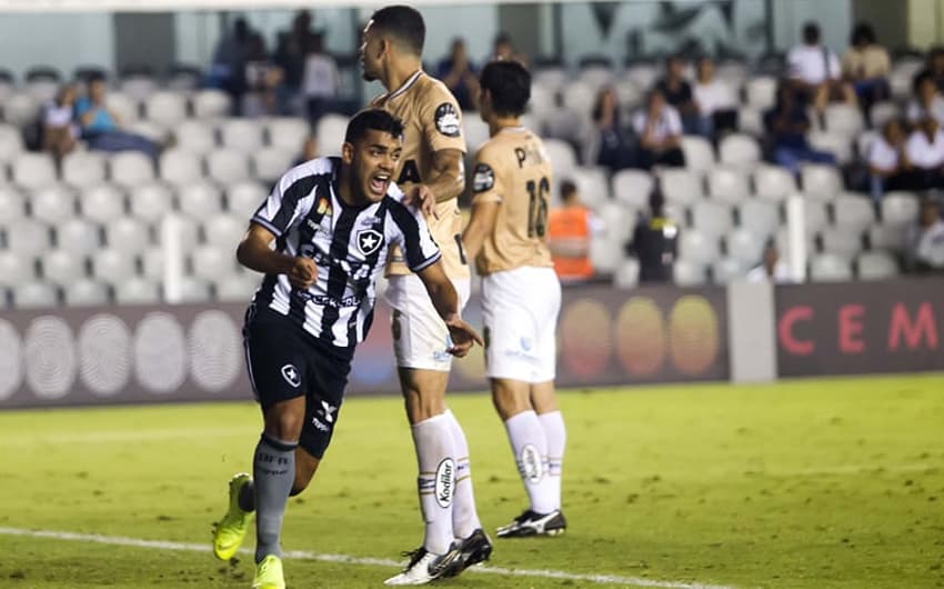 O Botafogo foi até a Vila Belmiro e arrancou um empate em 1 a 1 com o Santos, na noite desta quarta-feira, pela 36ª rodada do Brasileirão. O destaque do Alvinegro na partida foi Brenner, que anotou o gol do time no jogo. Confira a seguir as notas do LANCE! (por Felippe Rocha)