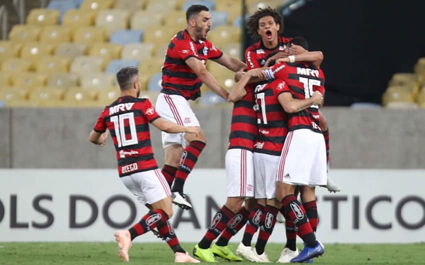 Flamengo venceu o Grêmio e segue na cola do Palmeiras. Veja a seguir mais foto da partida