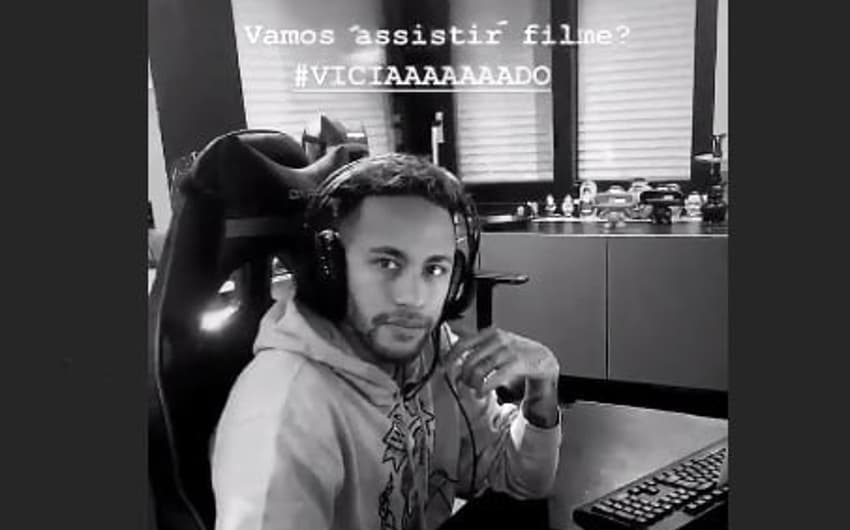 Neymar jogando vídeo game