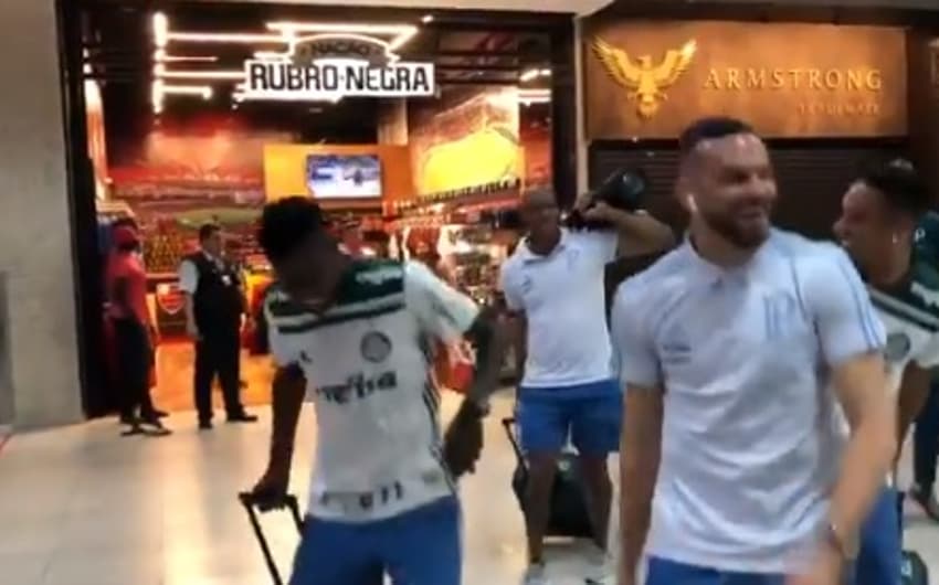 Jogadores do Palmeiras festejam na porta da loja do Flamengo