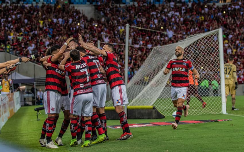 Dentro de campo o Flamengo ficou com o vice-campeonato brasileiro, mas nas arquibancadas a liderança foi absoluta. Tanto é que o Rubro-Negro apareceu em seis dos dez maiores públicos pagantes da competição. Contra o Atlético-PR, na 38ª Rodada, viu os 62.994 pagantes flamenguistas baterem o recorde de público da temporada. Confira, a seguir, a lista completa: