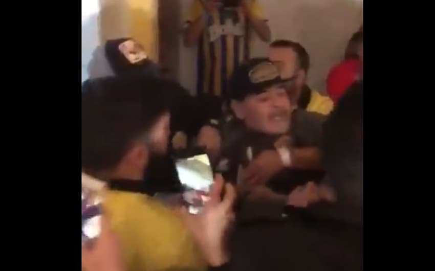 Maradona tenta agredir torcedores