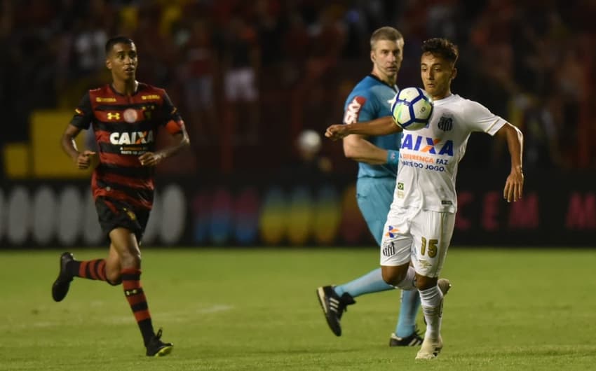 Lucas Lourenço estreou como profissional pelo Santos