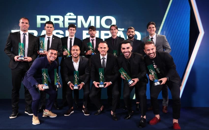 Jogadores eleitos para a seleção do Brasileirão posam para a foto