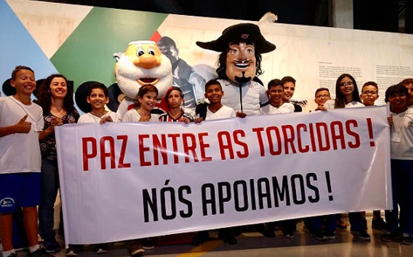 Mascotes do São Paulo e do Corinthians surpreenderam os garotos