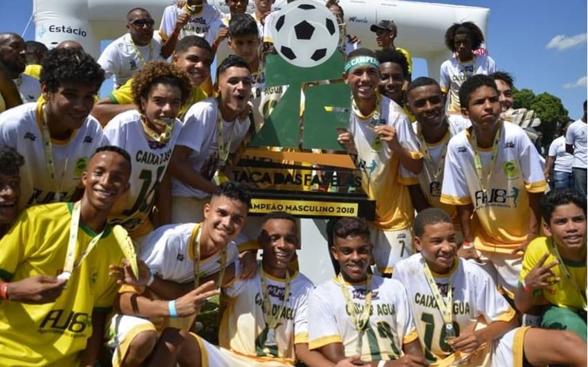 Equipes masculina e feminina da Caixa D’Água, campeãs da Taça das Favelas 2018, comemoram o título